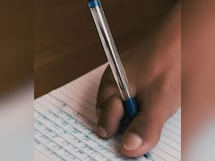 पैरों से 12वीं बोर्ड की परीक्षा दे रहा ये छात्र, पढ़ें दिव्यांग सूरज शिवराज की हौसलों से भरी कहानी