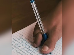 पैरों से 12वीं बोर्ड की परीक्षा दे रहा ये छात्र, पढ़ें दिव्यांग सूरज शिवराज की हौसलों से भरी कहानी