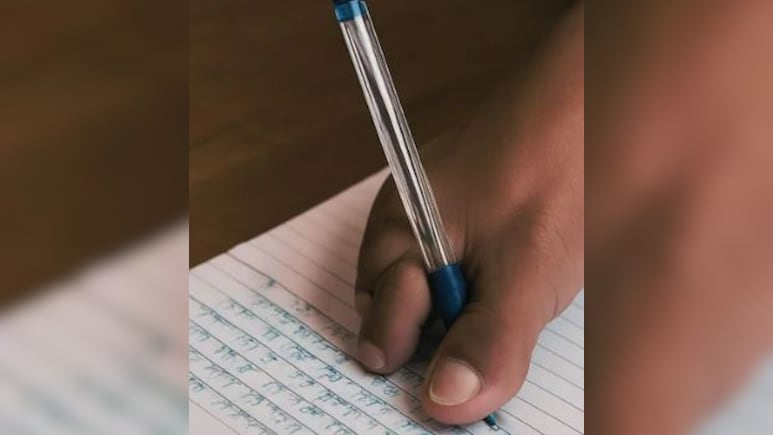 पैरों से 12वीं बोर्ड की परीक्षा दे रहा ये छात्र, पढ़ें दिव्यांग सूरज शिवराज की हौसलों से भरी कहानी