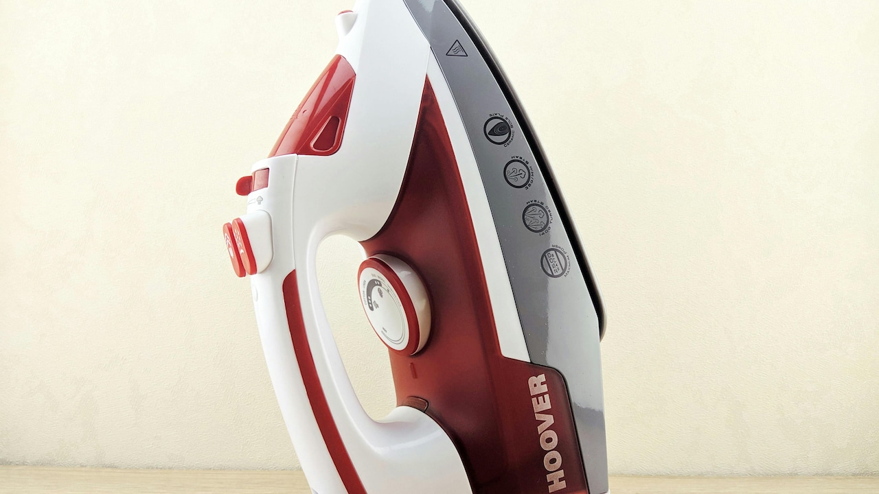 Top Anti-Drip Steam Irons On Sale: Prevent Water Stains And Get Crisp Clothes At Home.