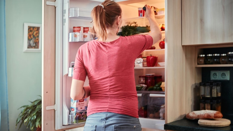 जानें क्यों आती है फ्रिज से बदबू और उन्हें आसानी से दूर करने के सबसे सुरक्षित और असरदार घरेलू तरीके