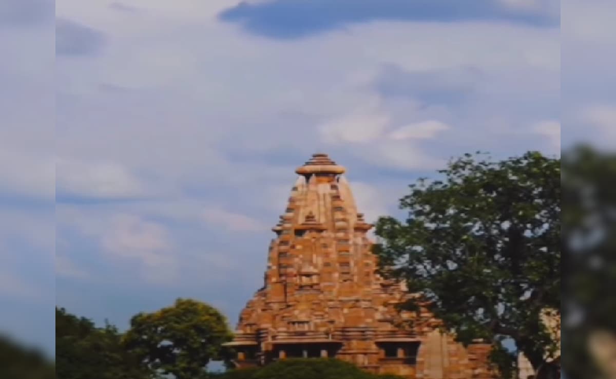 800 से ज्यादा मूर्तियां और बड़े पत्थरों को काटकर बना है खुजराहो का कंदरिया महादेव मंदिर 800 से ज्यादा मूर्तियां और बड़े पत्थरों को काटकर बना है खुजराहो का कंदरिया महादेव मंदिर