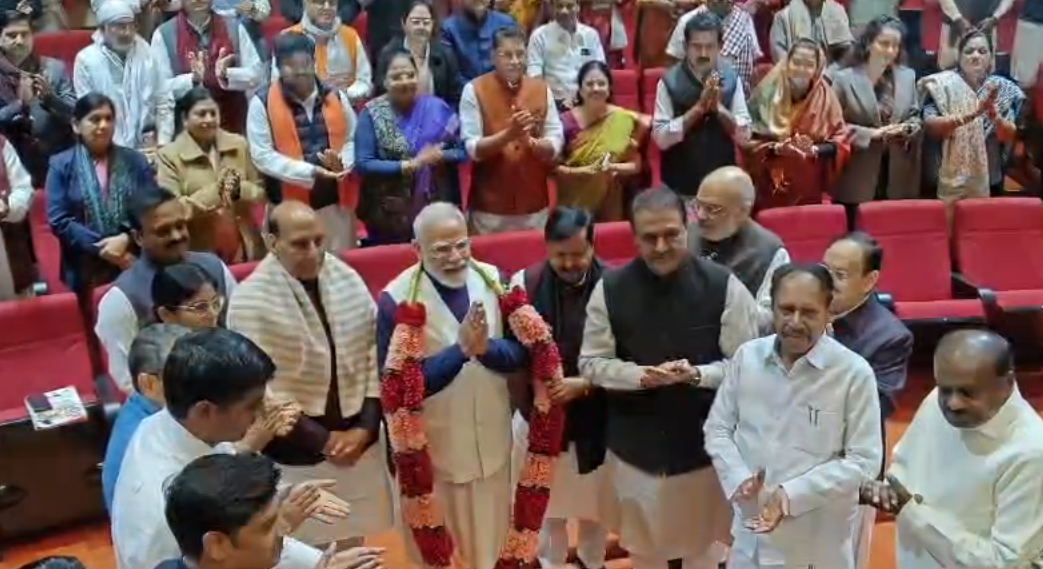 LIVE: NDA संसदीय दल की बैठक में PM मोदी का हुआ सम्मान, US संग टैरिफ डील पर सांसदों ने दी बधाई