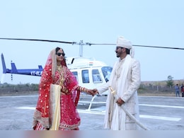 हेलीकॉप्टर से आए दूल्हे राजा! दुल्हन की विदाई में खर्ज हुए 8 लाख रुपये, हर कोई देखकर हो गया हैरान