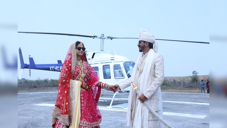 हेलीकॉप्टर से आए दूल्हे राजा! दुल्हन की विदाई में खर्ज हुए 8 लाख रुपये, हर कोई देखकर हो गया हैरान