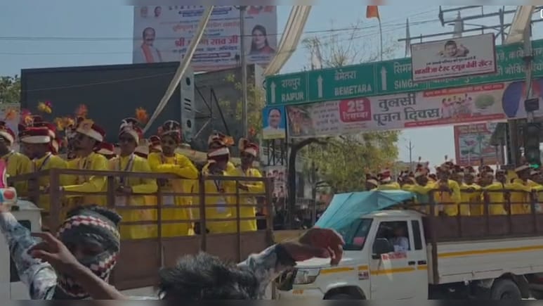 छत्तीसगढ़ की मुख्यमंत्री कन्या विवाह योजना पर सवाल, कवर्धा में दूल्हों को पिकअप में लाने का वीडियो वायरल