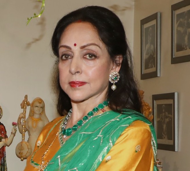 हेमा मालिनी को मुंबई की सड़कों पर दिखा कुछ ऐसा नजारा, सोशल मीडिया पर फोटो शेयर करने को हुईं मजबूर