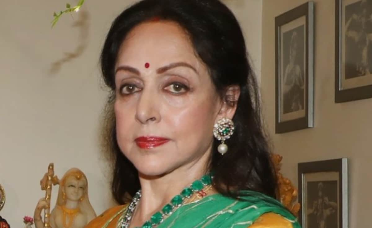 हेमा मालिनी को मुंबई की सड़कों पर दिखा कुछ ऐसा नजारा, सोशल मीडिया पर फोटो शेयर करने को हुईं मजबूर