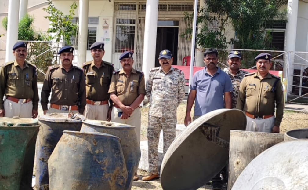 Illegal Liquor Raid: पुलिस की बड़ी कार्रवाई