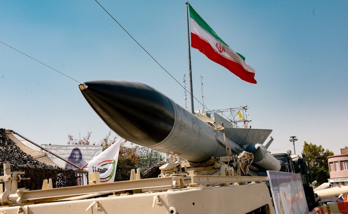 ईरान ने इराक के साथ 8 साल तक चले युद्ध की 44वीं वर्षगांठ पर 26 सितंबर 2024 को अपनी जमीन से हवा में मार करने वाली एस-200 मिसाइल का प्रदर्शन किया था. तब उसने भारी हथियारों का जखीरा प्रदर्शित किया था जिसमें बैलिस्टिक मिसाइलें, एयर डिफेंस सिस्टम और पायलट रहित एरियल व्हीकल शामिल थे