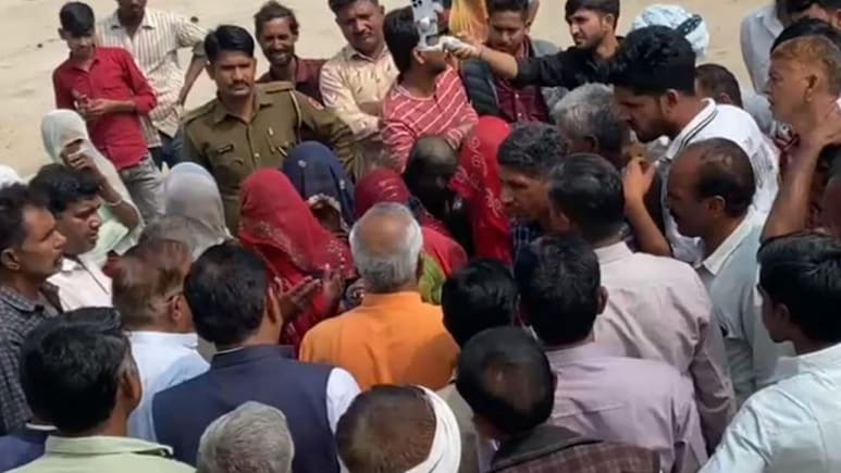 भीलवाड़ा: सहाड़ा &nbsp;विधायक पर ग्राम पंचायत अटकाने का आरोप, समारोह में ग्रामीणों ने घेरकर किया विरोध