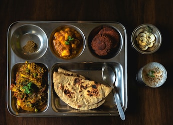https://food.ndtv.com/heart/why-a-fitness-expert-is-calling-ghar-ka-khaana-indias-most-dangerous-meal-11918576