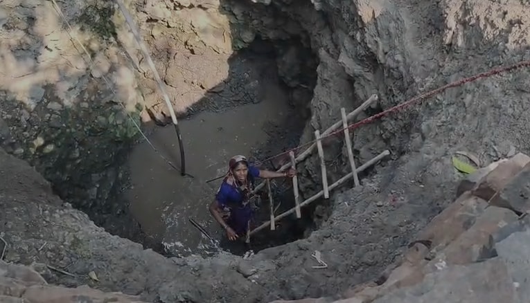 ashoknagar mungaoli tila village water crisis ground report handpump demand