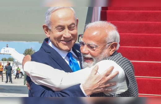 PM Modi Israel Visit LIVE: इजरायल में PM मोदी का नेतन्याहू ने बांहें फैलाकर और गले लगाकर किया स्वागत