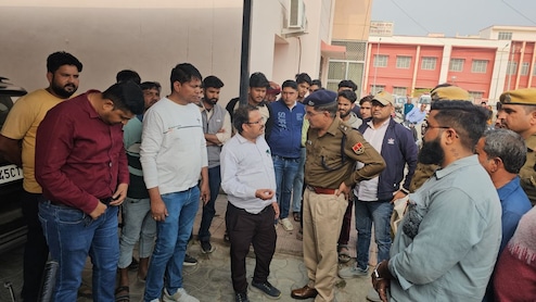 Rajasthan: 'मरीज नहीं देखे जाएंगे'...WhatsApp स्टेटस लगाकर डॉक्टर ने दी जान, सरकारी क्वार्टर में फंदे से लटका मिला शव