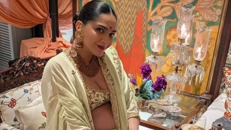 हल्का-फुल्का लहंगा, दुपट्टे से बेबी बंप ढकाकर पोज करती नजर आईं सोनम कपूर, बेबी शावर की इनसाइड तस्वीरें वायरल