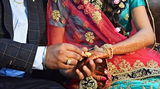 लव मैर&zwj;िज के बाद चले चाकू, दूल्&zwj;हा-दुल्&zwj;हन समेत कई आए चपेट में, 2 साल से कर रहे थे शादी का इंतजार