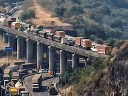 Mumbai Pune Expressway अन्न ,पाणी नाही,टॉयलेटही नाही, मुंबई-पुणे एक्स्प्रेस वे वरील प्रवाशांची अवस्था कशी आहे?