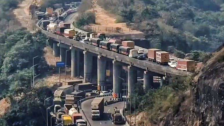 Mumbai Pune Expressway अन्न ,पाणी नाही,टॉयलेटही नाही, मुंबई-पुणे एक्स्प्रेस वे वरील प्रवाशांची अवस्था कशी आहे?