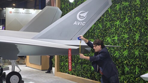 चीन-अमेरिका में J 35 और F 35 को लेकर छिड़ी 'लड़ाई', इस तस्वीर ने दिग्गज एक्सपर्ट्स में चलवा दी 'छुरियां'