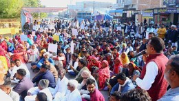 Rajasthan: गाड़िया लोहार समाज को गांव से बेदखल करने का आरोप, कलेक्ट्रेट पर हुआ जोरदार प्रदर्शन