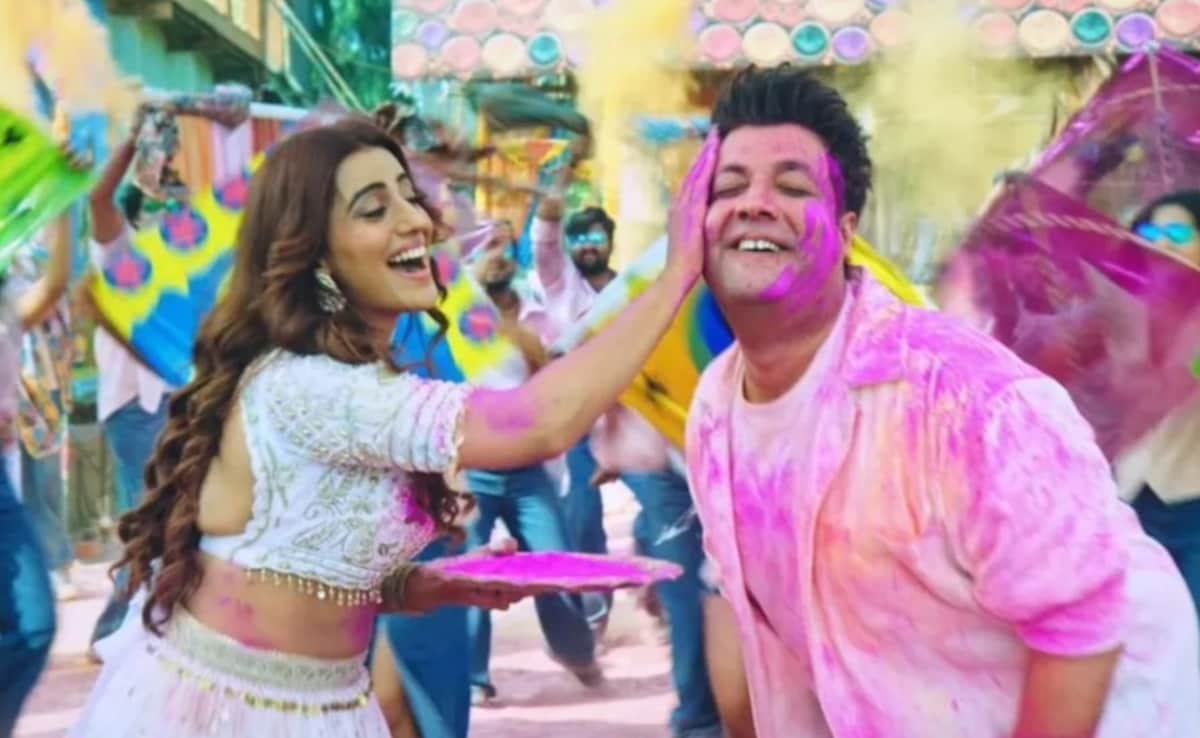 Holi Song: ‘होली पे चले गोली’ रिलीज होते ही छा गई अक्षरा सिंह, वरुण शर्मा संग केमिस्ट्री ने इंटरनेट पर लगाई आग