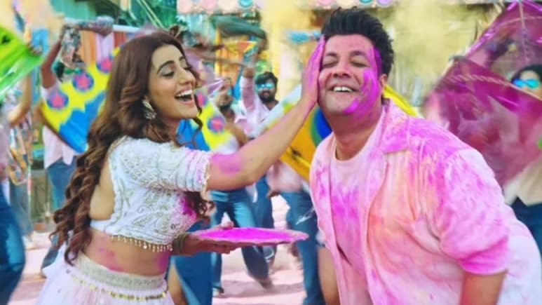 Holi Song: &lsquo;होली पे चले गोली&rsquo; रिलीज होते ही छा गई अक्षरा सिंह, वरुण शर्मा संग केमिस्ट्री ने इंटरनेट पर लगाई आग