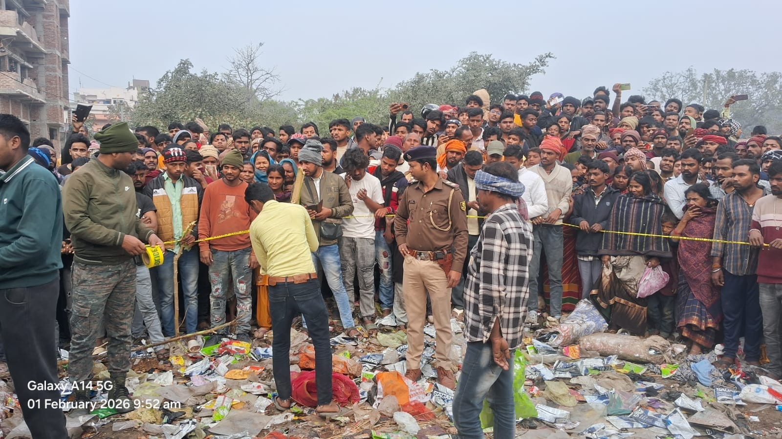 घटनास्थल पर जुटी लोगों की भारी भीड़.