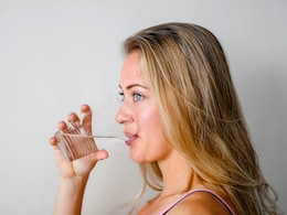 क्या पूरे दिन गुनगुना पानी पीना सही है? गुनगुना पानी कब पीना चाहिए और कब नहीं?