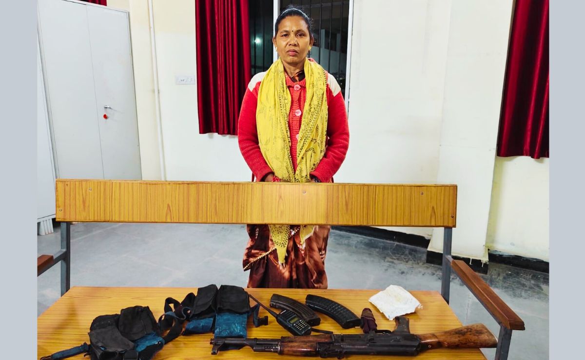 AK-47 के साथ महिला नक्सली मासे बारसा ने किया सरेंडर, 23 सालों तक सप्लाई टीम की हिस्सा थी