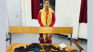AK-47 के साथ महिला नक्सली मासे बारसा ने किया सरेंडर, 23 सालों तक सप्लाई टीम की हिस्सा थी