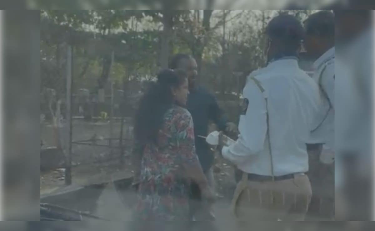 Video: Drunk Man Attacks Traffic Cop In Maharashtra's Sambhajinagar