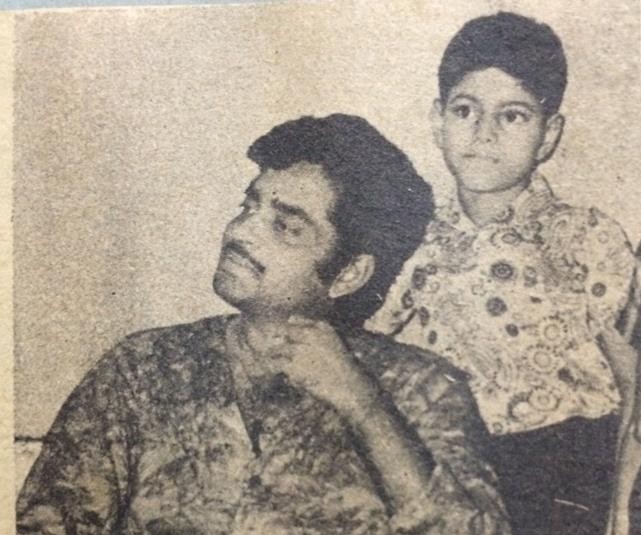 शत्रुघ्न सिन्हा के साथ दिख रहा बच्चा आज बन गया है बड़ा स्टार, कभी पिता की चिता से मल ली थी बॉडी पर राख