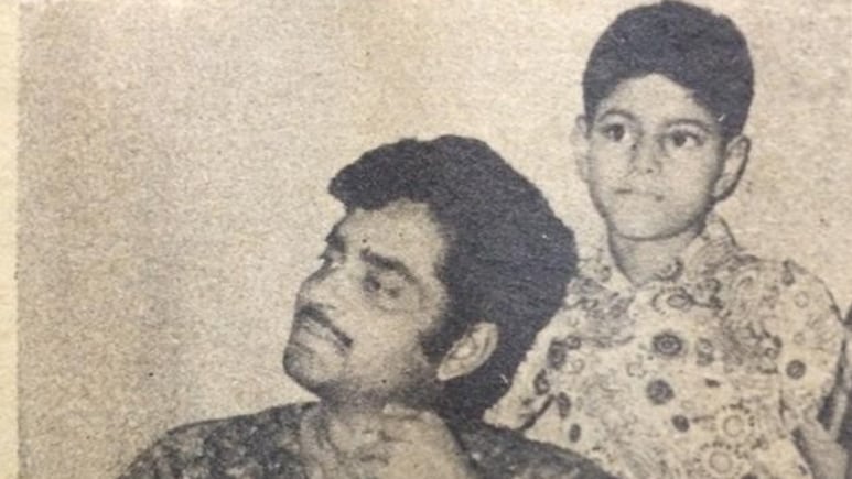 शत्रुघ्न सिन्हा के साथ दिख रहा बच्चा आज बन गया है बड़ा स्टार, कभी पिता की मौत पर चिता से मल ली थी बॉडी पर राख