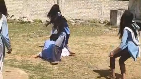 MP School Shocking Incident: एक साथ झूमने लगीं स्कूल की लड़कियां, डॉक्टर ने बताया जादुई शक्ति नहीं 'कन्वर्जन डिसऑर्डर'