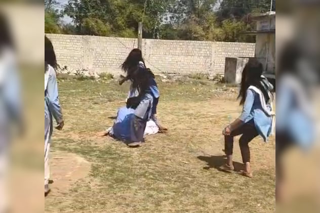 Umaria School Girls Incident: उमरिया के सरकारी स्कूल में छात्राएं अचानक इस तरह से झूमने लगीं. 