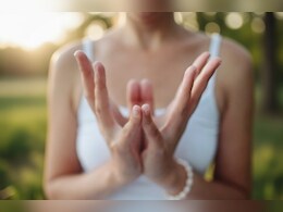 चिंता, डर और बेचैनी को दूर करती है कमल मुद्रा, बढ़ाती है सकारात्मक सोच