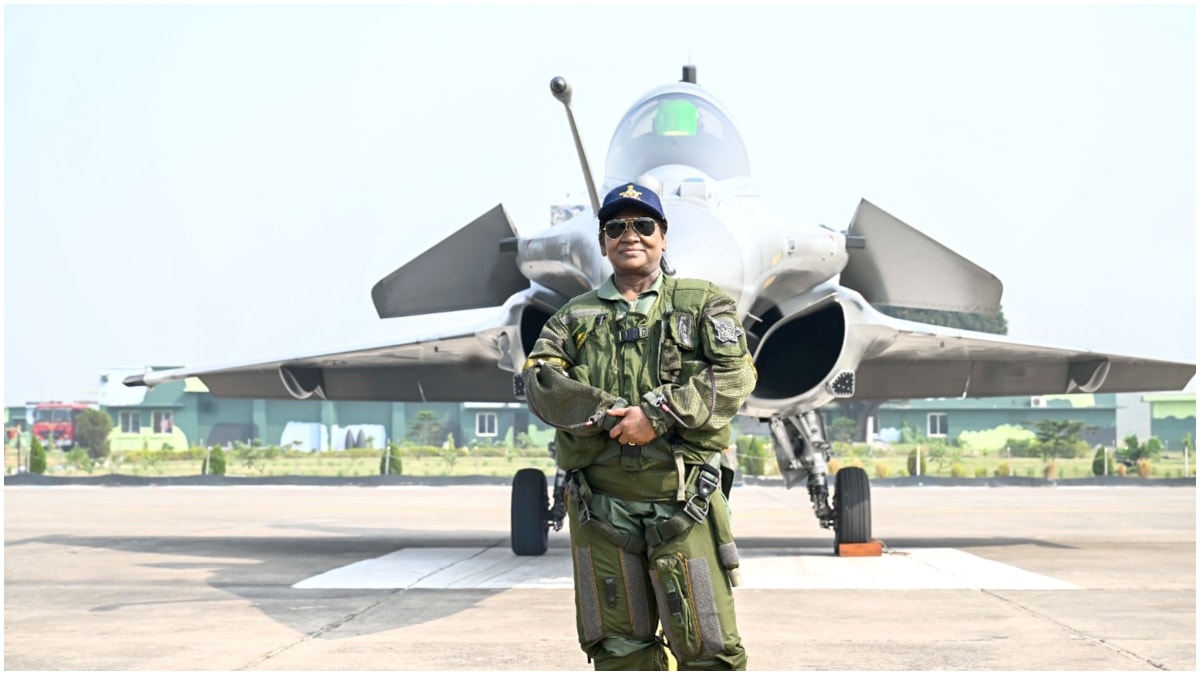 29 अक्टूबर, 2025 को अंबाला वायुसेना स्टेशन पर राफेल विमान में उड़ान भरने से पहले जी-सूट पहने हुए राष्ट्रपति द्रौपदी मुर्मू की तस्वीर. 29 अक्टूबर, 2025 को अंबाला वायुसेना स्टेशन पर राफेल विमान में उड़ान भरने से पहले जी-सूट पहने हुए राष्ट्रपति द्रौपदी मुर्मू की तस्वीर.