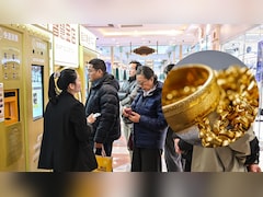 चीन में सोना बेचने की मची होड़, लंबी कतारें लगीं, घर का जेवर गोल्ड ATM में बेच कमा रहे मुनाफा