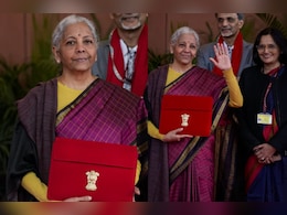 निर्मला सीतारमण का 'बजट लुक', इस बार बैंगनी रंग की साड़ी में आई नजर