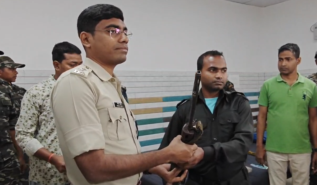 21 लाख के इनामी नक्सली कमांडर ने छोड़े हथियार; पुलिस के सामने सरेंडर, IED सहित विस्फोटक सामग्री बरामद