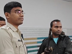 21 लाख के इनामी नक्सली कमांडर ने छोड़े हथियार; पुलिस के सामने सरेंडर, IED सहित विस्फोटक सामग्री बरामद