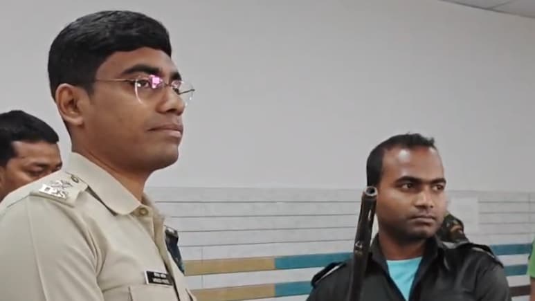 21 लाख के इनामी नक्सली कमांडर ने छोड़े हथियार; पुलिस के सामने सरेंडर, IED सहित विस्फोटक सामग्री बरामद