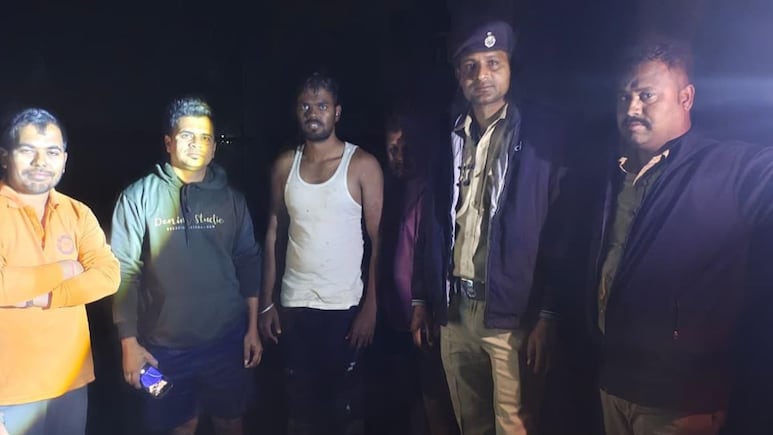 Western Railway : वैतरणा खाडीत रात्रीच्या अंधारात थरार, धावत्या लोकलमधून पडलेल्या तरुणासाठी 3 जण ठरले देवदूत