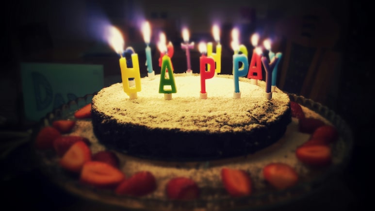 गलत शहर पहुंच गया बर्थडे केक, दोस्तों की गलती बनी किसी और की खुशी की वजह, वायरल हो रही दिलचस्प स्टोरी