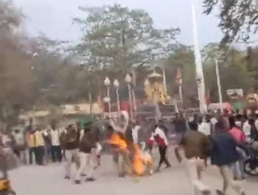 Maihar Congress Putla Dahan: पुतला दहन के दौरान भड़की आग Maihar Congress Putla Dahan: पुतला दहन के दौरान भड़की आग