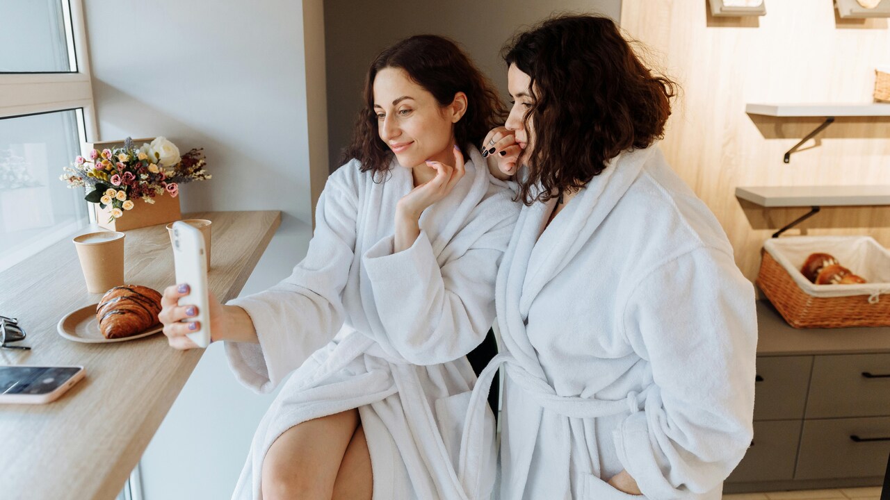 Hotel Comfort, Home Price: 5 Plush Bathrobes Under ₹1300 on Myntra Fashion Carnival Hotel Comfort, Home Price: 5 Plush Bathrobes Under ₹1300 on Myntra Fashion Carnival