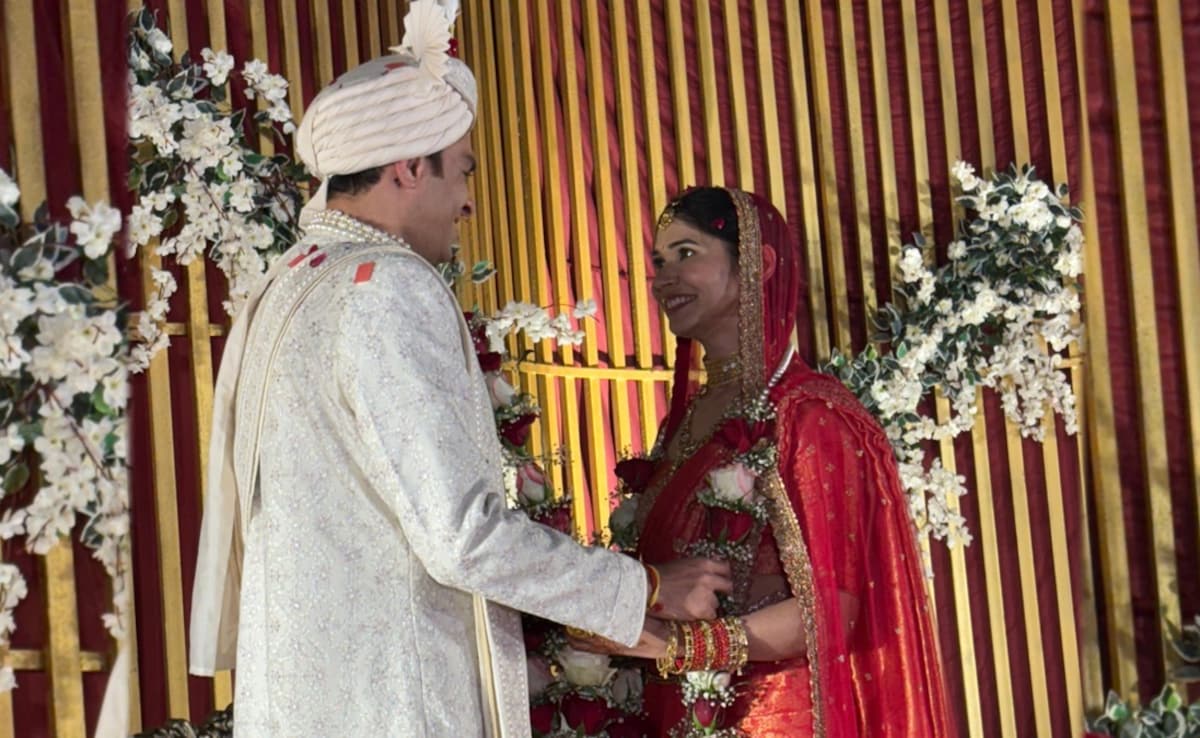 IAS की 3 शादी की असली कहानी क्या है? अवि प्रसाद-अंकिता धाकरे की लव स्टोरी, पिता ने NDTV पर तोड़ी चुप्पी