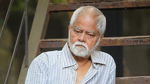 After Father's Final Rites, Drunk Sanjay Mishra Went Back To The Crematorium And Smeared Ash Over Himself