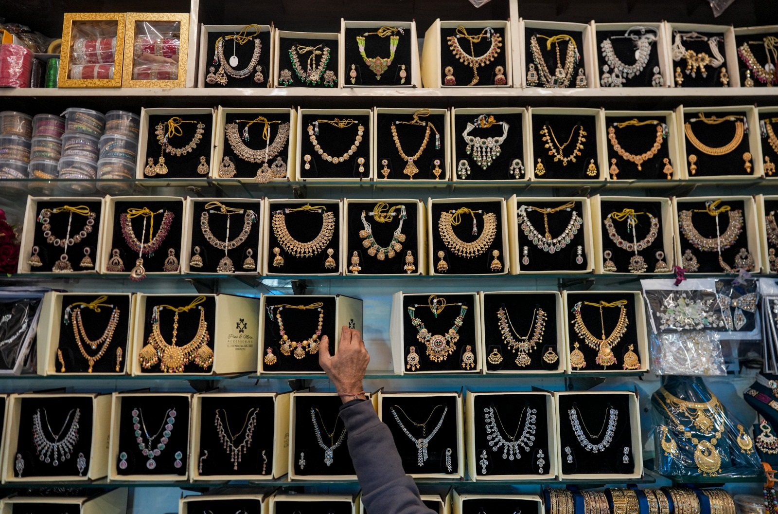 Gold-Silver Price: चांदी 1.34 लाख सस्&zwj;ता हुआ, सोना गिर कर 1.38 लाख पर आया! एक्&zwj;सपर्ट ने जो बताया- आप खुश हो जाएंगे